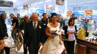 Pasangan ini melangsungkan pernikahan unik di sebuah supermarket, tempat mereka kencan pertama kali.