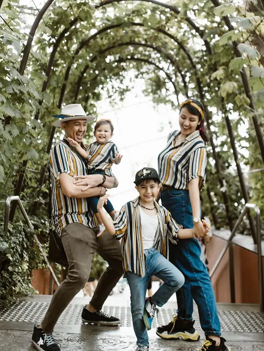 Setiap berlibur bersama, keluarga ini nampak membawa setelan baju yang senada. Sehingga semakin nampak kompak dan harmonis. (Liputan6.com/IG/mrssharena)