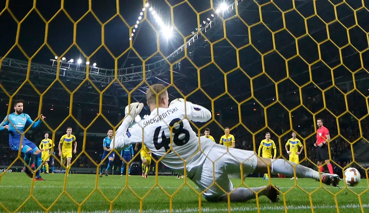 Pemain Arsenal, Olivier Giroud mencetak gol keempat untuk timnya ketika bertandang ke markas BATE Borisov pada lanjutan fase Grup H Liga Europa 2017/18, Kamis (28/9). Satu gol Olivier Giroud mewarnai kemenangan The Gunners 4-2. (AP/Sergei Grits)