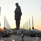 patung pejuang persatuan India Sardar Vallabbhai Patel yang menjulang tinggi di India. (AFP/Sam Panthaky)