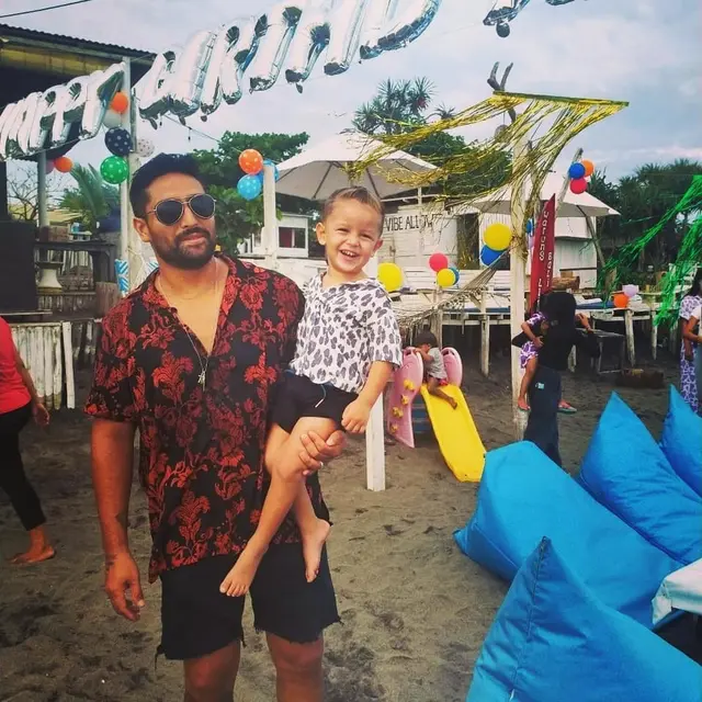 Tinggal di Bali, 7 Potret Terbaru Gaston Castono Bersama Keluarga