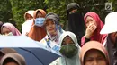 Sejumlah massa Sahabat Muslim Rohingya tak kuasa menahan tangis saat menggelar aksi di depan Kedubes Myanmar, Jakarta Pusat, Senin (4/9). Aksi itu merupakan bentuk solidaritas kepada kaum muslim Rohingya di Rakhine. (Liputan6.com/Immanuel Antonius)