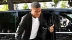 Penyerang Paris Saint-Germain, Kylian Mbappe tiba untuk menghadiri pertemuan dengan komite disiplin federasi sepakbola Prancis (FFF) di Paris, Kamis (20/9). Pertemuan membahas kartu merah yang didapat Mbappe saat menghadapi Nimes. (AFP/Lionel BONAVENTURE)