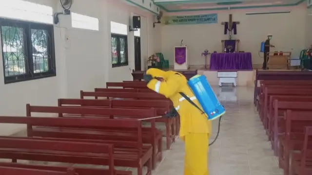 Penyemprotan Disinfektan di Gereja