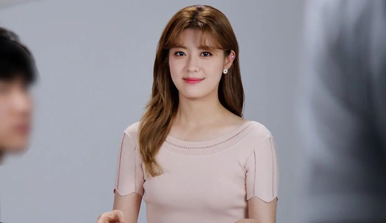 Sedangkan Nam Ji Hyun mendapat tawaran sebagai seorang wanita yang punya agensi detektif dan ia bertemu dengan Lee Yool. (Foto: allkpop.com)