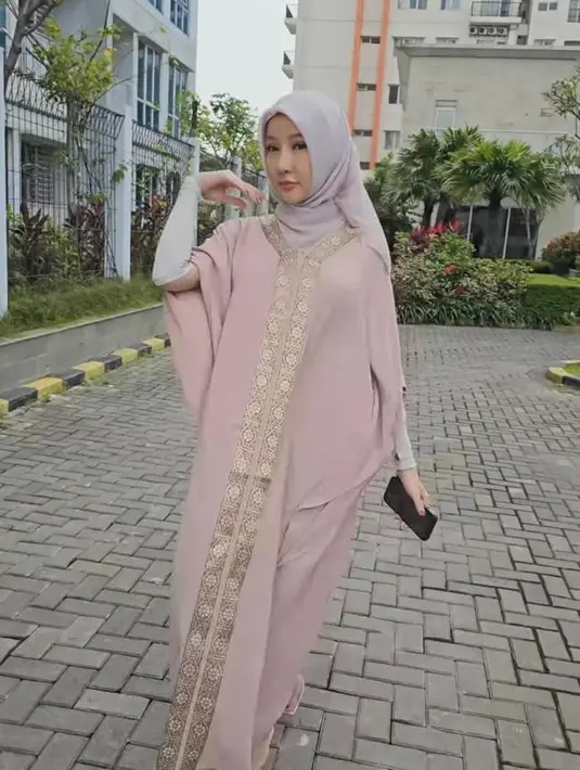 Beda dari biasanya, Lucinta Luna tampil lebih santun dengan kaftan dan hijab saat menyambut Ramadan. [Foto: IG/lucintaluna_manjalita].