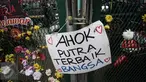 Poster bertuliskan dukungan untuk Basuki Tjahaja Purnama (Ahok) terpasang di pagar halaman Rutan Cipinang, Jakarta, Rabu (10/5). Poster dan karangan bunga terus berdatangan, meski Ahok sudah dipindahkan ke Rutan Mako Brimob. (Liputan6.com/Faizal Fanani)
