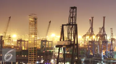 Suasana aktivitas bongkar muat peti kemas di Pelabuhan Tanjung Priok, Jakarta (22/11). Pelindo II akan melakukan modernisasi di lingkungan pelabuhan, mulai infrastruktur, sistem kerja, SDM yang mendapat sentuhan modern. (Liputan6.com/Immanuel Antonius)