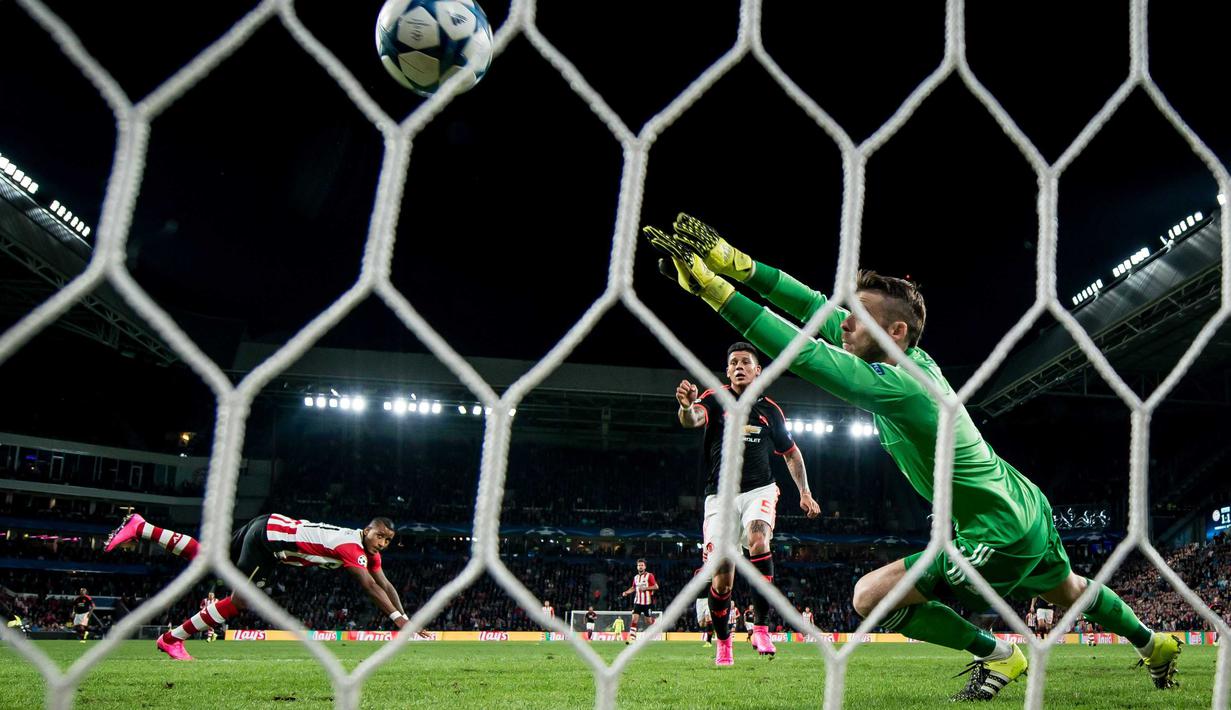 Pemain PSV, Luciano Narsingh (kiri) mencetak gol kedua PSV ke gawang MU dalam pertandingan Grup B Liga Champions yang berlangsung di Stadion Philips, Eindhoven, Belanda. Selasa (12/9/2015). ( EPA/Ronald Bonestroo)