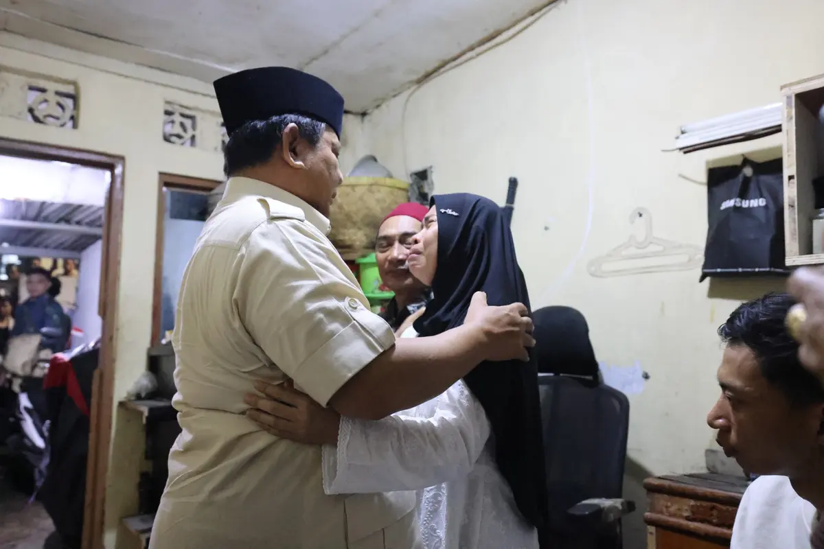 Tangis ibu almarhum Affan Kurniawan, Herlina pecah saat Presiden Prabowo Subianto berkunjung ke rumahnya, Jumat (29/8/2025).
