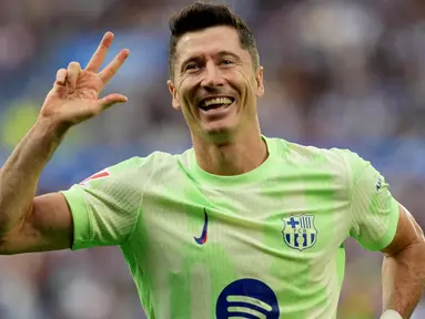 Penyerang Barcelona, Robert Lewandowski melakukan selebrasi setelah mencetak gol ketiganya pada pertandingan sepak bola Liga Spanyol melawan Deportivo Alaves di stadion Mendizorroza, Vitoria, Minggu 6 Oktober 2024. (Cesar Manso/AFP)