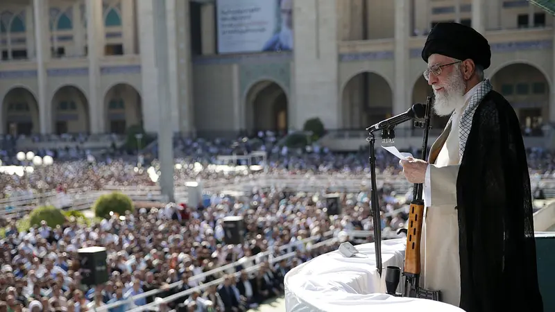 Khamenei Kutbah Idul Fitri Sambil Bawa Senapan