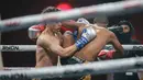 Pertarungan antara Kallens Barthez (kiri) dengan Nelson Julianto dalam duel kelas 61 kilogram di ajang Byon Madness Vol. 4 yang digelar di Spike Air Dome, PIK 2, Jakarta, Sabtu (6/6/2026).