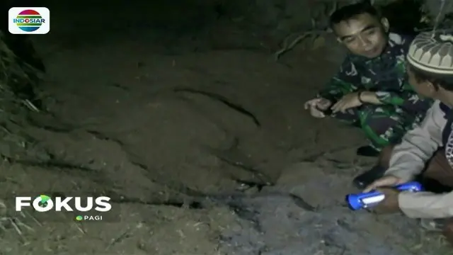 Seorang bocah kelas 2 SD di Pacitan, Jawa Timur, tewas terkubur pasir di sebuah lubang di pinggir sungai tempat korban bermain.