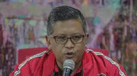 Sekjen PDIP Hasto Kristiyanto saat mengumumkan hasil pemilihan presiden 2019 dan legislatif di kantor DPP PDIP, Jakarta Pusat, Senin (22/4). Dari penghitungan sementara tersebut, PDI Perjuangan unggul dengan 19,93%, Partai Golkar 13,62%, lalu Partai Gerindra 11,49%. (Liputan6.com/Faizal Fanani)