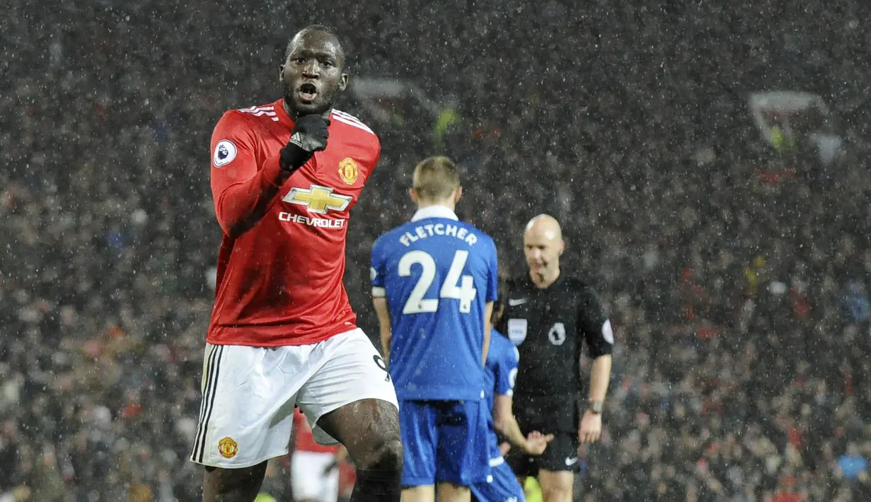 Striker Manchester United, Romelu Lukaku, melakukan selebrasi usai mencetak gol ke gawang Stoke City pada laga Premier League di Old Trafford, Senin (15/1/2018). Manchester United menang 3-0 atas Stoke City. (AP/Rui Vieira)