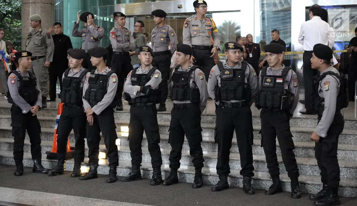 Petugas kepolisian berjaga di sekitar lokasi ambruknya balkon Gedung BEI, Jakarta, Senin (15/1). Puluhan orang jadi korban dalam insiden tersebut. (Liputan6.com/Arya Manggala)