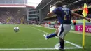 Gelandang Italia, Andrea Pirlo, melakukan tendangan sudut saat melawan Australia pada laga Piala Dunia di Stadion Fritz-Walter, Kaiserslautern, Senin (26/6/2017). Pada turnamen ini Pirlo berhasil mengantar Italia juara. (AFP/Patrick Hertzog)