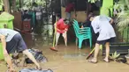 Warga membersihkan lumpur sisa banjir di halaman rumahnya di perumahan Ciledug Indah, Tangerang Senin (21/2/2021). Banjir yang menggenangi perumahan tersebut membuat warga mengalami kerugian cukup besar karena barang-barang berharga mereka rusak parah. (Liputan6.com/Angga Yuniar)