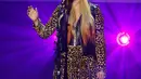 Avril Lavigne saat menyanyikan lagu selama tampil di Academy of Country Music Honours ke-15 di Ryman Auditorium di Nashville, Tennessee pada 24 Agustus 2022. Lavigne memiliki bintik-bintik oranye di kunci pirang platinum sepanjang pinggangnya dan dia mengayunkan mata dan lip gloss berbingkai kohl khasnya. (Jason Kempin/Getty Images for ACM/AFP)