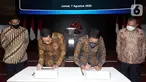 Founder KAHMIPreneur yang juga Anggota DPR Komisi XI Kamrussamad (dua kiri) dan Dirut Bursa Efek Indonesia (BEI) Inarno Djajadi (kanan) saat penandatanganan kerja sama dalam rangka Membangun Ekonomi Anak Muda Melalui Pasar Modal di Gedung BEI, Jakarta, Jumat (7/8/2020). (Liputan6.com/Fery Pradolo)