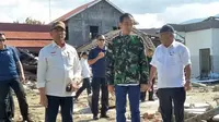 Presiden Joko Widodo (Jokowi) bersama dengan Menteri PUPR Basuki Hadimuljono dan Menko Polhukam Wiranto mengunjungi lokasi gempa di Palu, Sulawesi Tengah. (Septian Deny/Liputan6.com)