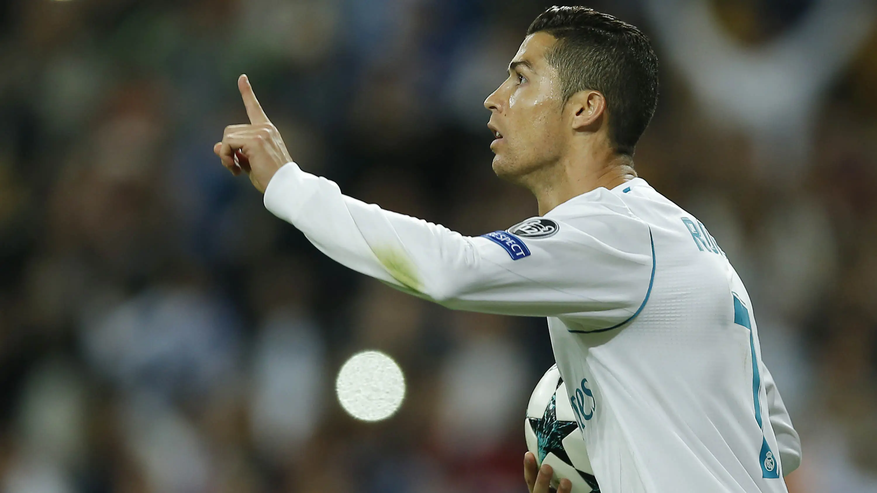 Bintang Real Madrid, Cristiano Ronaldo, merayakan gol ke gawang Tottenham pada laga Liga Champions di Stadion Santiago Bernabeu, Madrid, Selasa (17/10/2017). Kedua klub bermain imbang 1-1. (AP/Paul White)