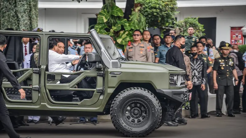 Presiden Joko Widodo (Jokowi) meresmikan unit kendaraan operasional TNI terbaru yang dinamai Maung. Mobil ini merupakan produksi dari PT Pindad.
