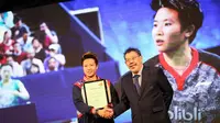 Liliyana Natsir menerima pin dan sertifikat Hall of Fame dari Wakil Ketua BWF Komite Pemasaran Bambang Roedyanto di Istora Gelora Bung Karno, Senayan, Jakarta, Sabtu (18/6/2022). (foto: Bola.com/Bagaskara Lazuardi)