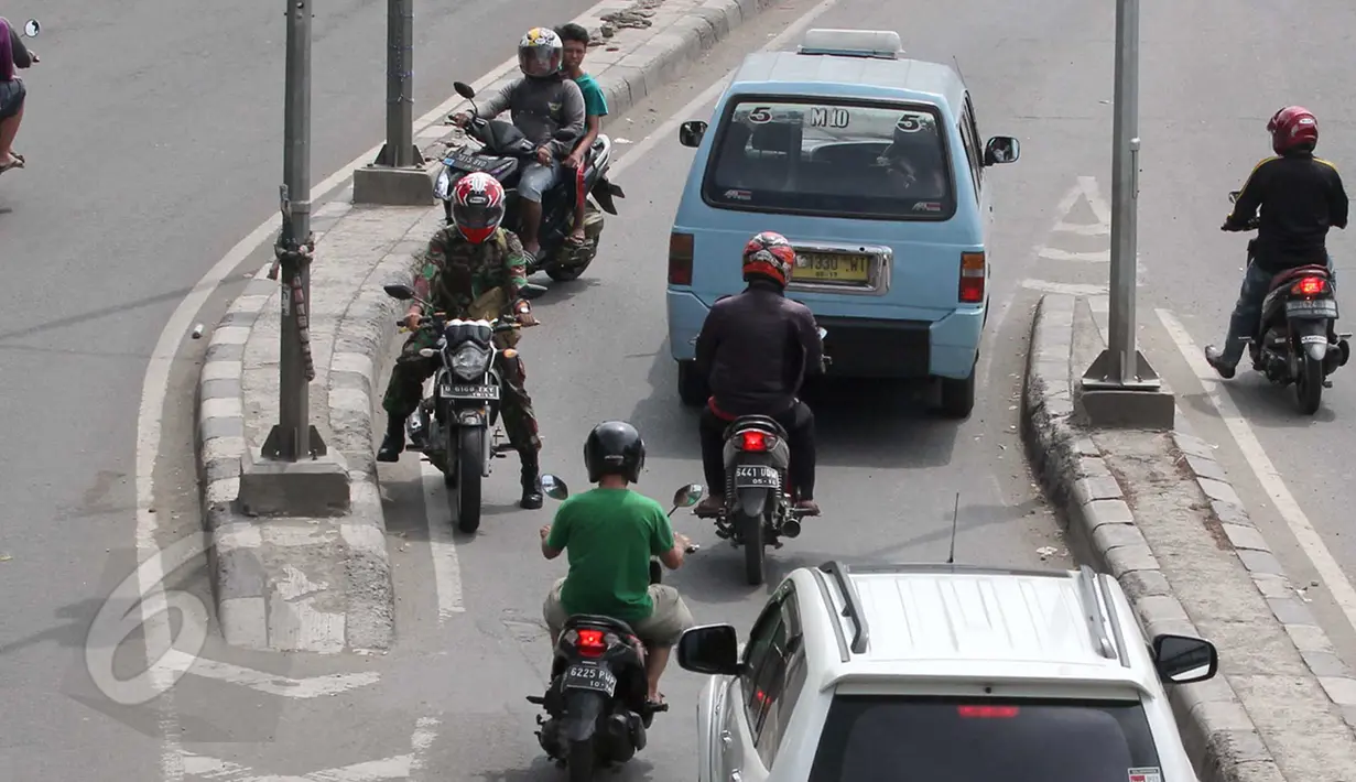 Pengendara motor saat melawan arus di kawasan Tanah Abang, Jakarta, Selasa (9/6/2015). Polda metro Jaya kembali mengajukan denda maksimal untuk tiga pelanggaran seperti parkir liar, melawan arus, menaiki-menurunkan penumpang. (Liputan6.com/Johan Tallo)