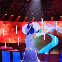 Ulang tahun begitu istimewa bagi Siti Nurhaliza tahun ini. Pasalnya, tepat di hari jadinya, ia bisa merayakan bersama dengan para penggemarnya di Indonesia. Ultah dipanggung megah menghibur penggemarnya. (Adrian Putra/Bintang.com)