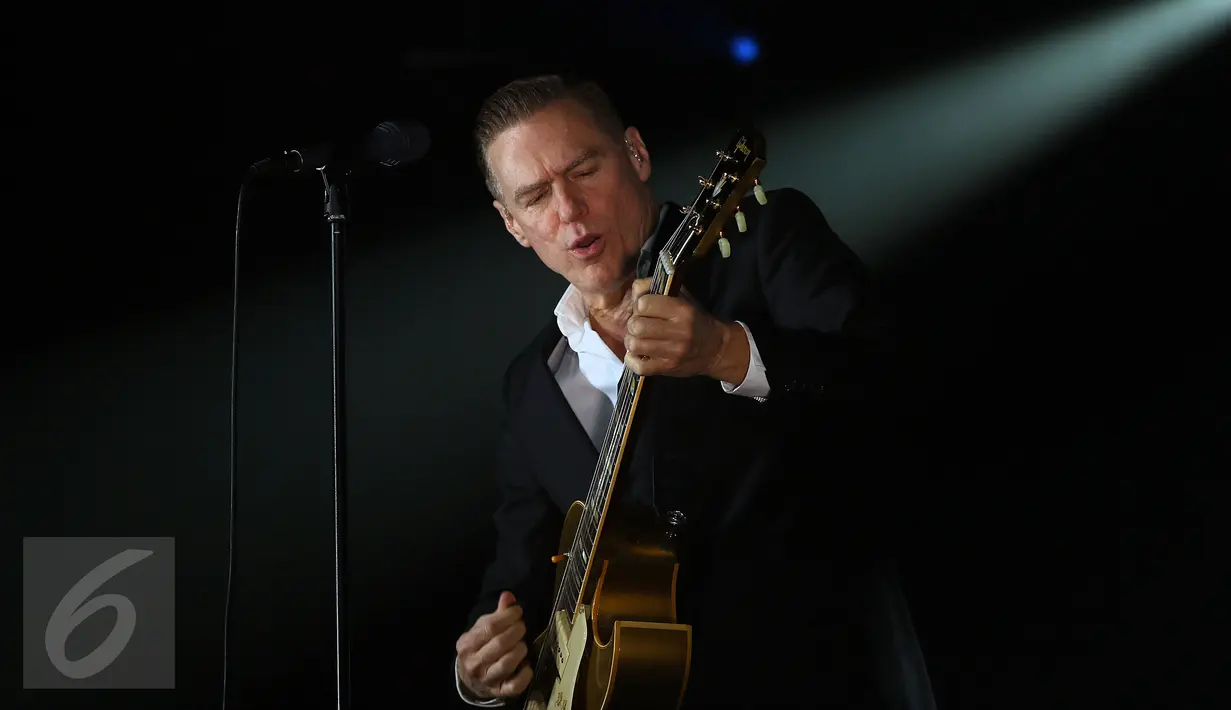 Penyanyi asal Kanada, Bryan Adams saat menyanyikan lagu pertama pada konser "Get Up Tour" di Jakarta, Senin (16/1).  Konser ini merupakan bagian tur untuk album ke-13 “Get Up”. (Liputan6.com/Helmi Fithriansyah)