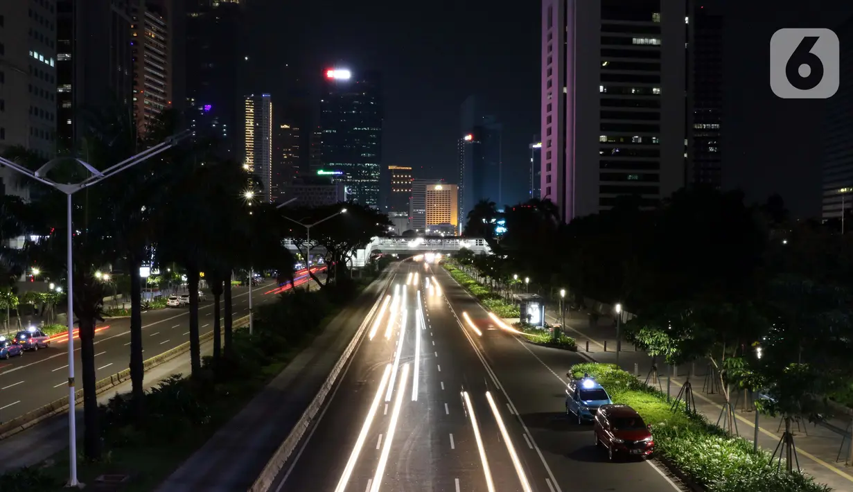 Suasana arus lalu lintas di Jalan Jenderal Sudirman, Jakarta, Selasa (22/4/2020). Gubernur DKI Jakarta, Anies Baswedan resmi memperpanjang masa penerapan Pembatasan Sosial Berskala Besar (PSBB) di Jakarta hingga 28 hari kedepan yakni 22 Mei 2020. (Liputan6.com/Helmi Fithriansyah)