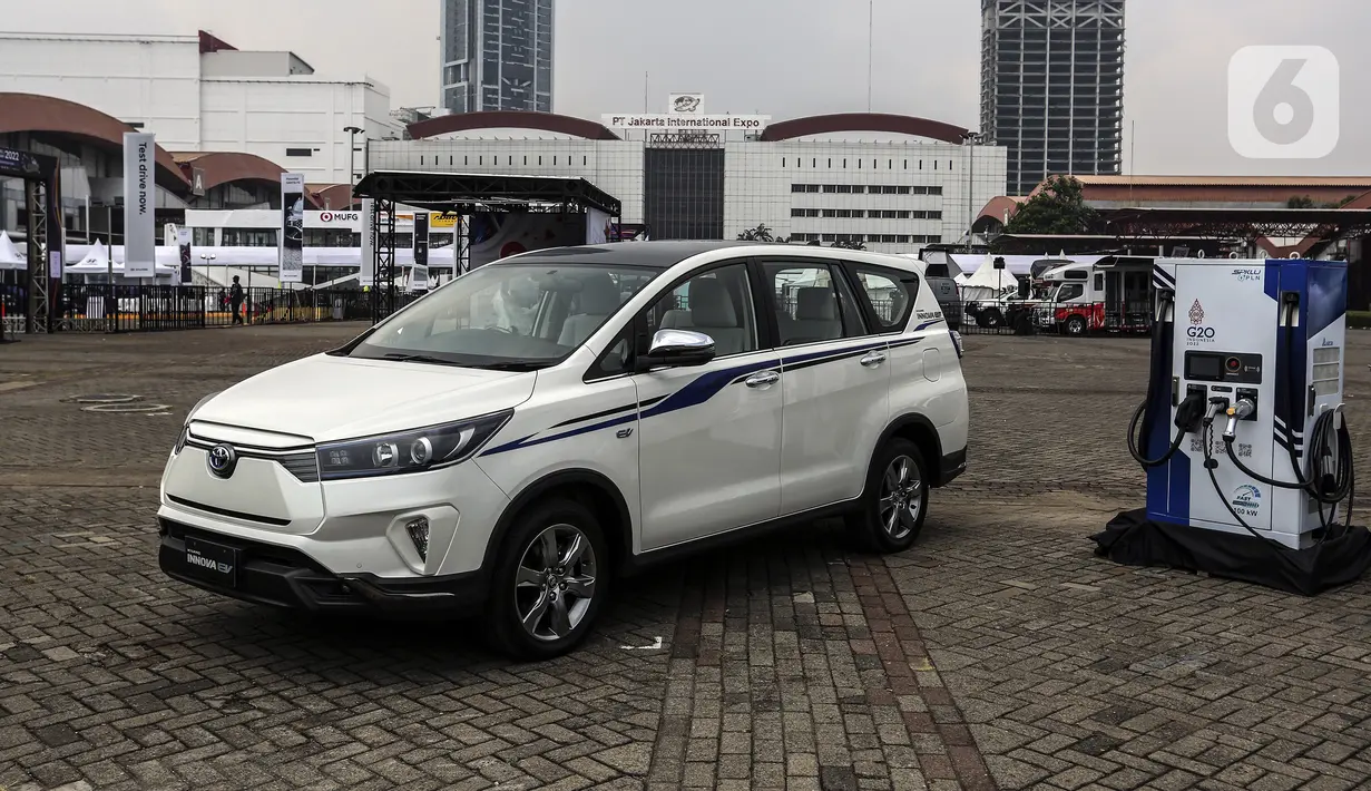 Mobil Toyota Kijang Innova EV Concept dihadirkan di area Indonesia International Motor Show (IIMS) 2022 di JIExpo Kemayoran, Jakarta, Kamis (31/3/2022). Kijang Innova berbasis Battery Electric Vehicle (BEV) ini jadi kendaraan full electric pertama Toyota berbasis MPV. (Liputan6.com/Johan Oktavianus)