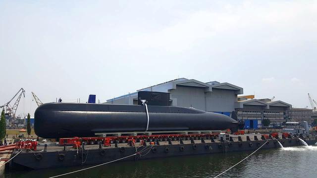 Kapal selam Diesel Electric Submarine U20911400 produksi PT PAL Surabaya, yang diberi nama KRI AIugoro-4OS.
