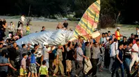 Sejumlah warga mengevakuasi pesawat Shark Aero PK S 121 yang dipiloti gubernur Aceh, Irwandi Yusuf seusai mendarat darurat di kawasan Ujong Pancu, Aceh Besar, Sabtu ( 17/2). Irwandi mendaratkan darurat pesawatnya di tepi pantai. (CHAIDEER MAHYUDDIN/AFP)