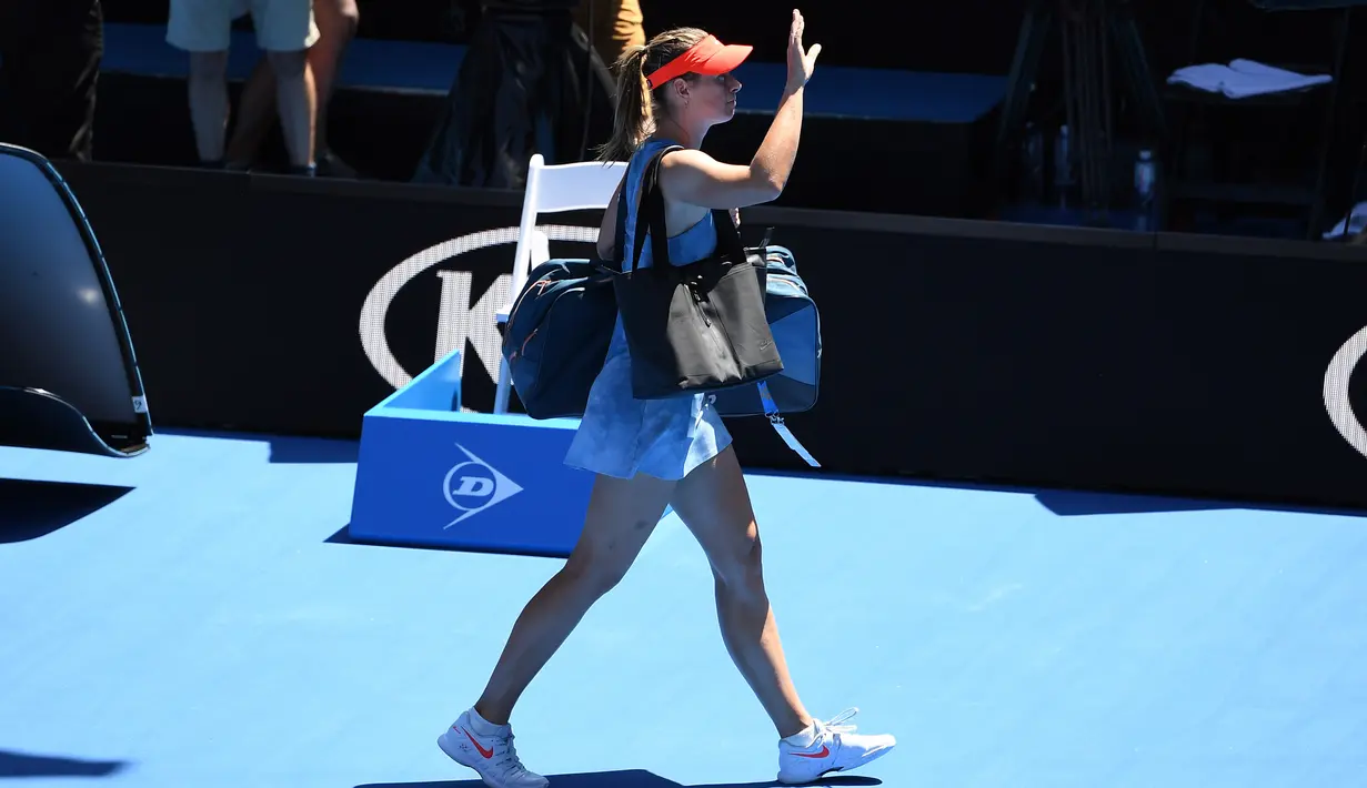 Petenis Rusia Maria Sharapova menyapa fans saat meninggalkan Rod Laver Arena setelah kalah atas Ashleigh Barty dari Australia pada babak keempat Australia Terbuka 2019 di Melbourne, Australia (20/1). Sharapova kalah 4-6 6-1 6-4. (AFP Photo/William West)