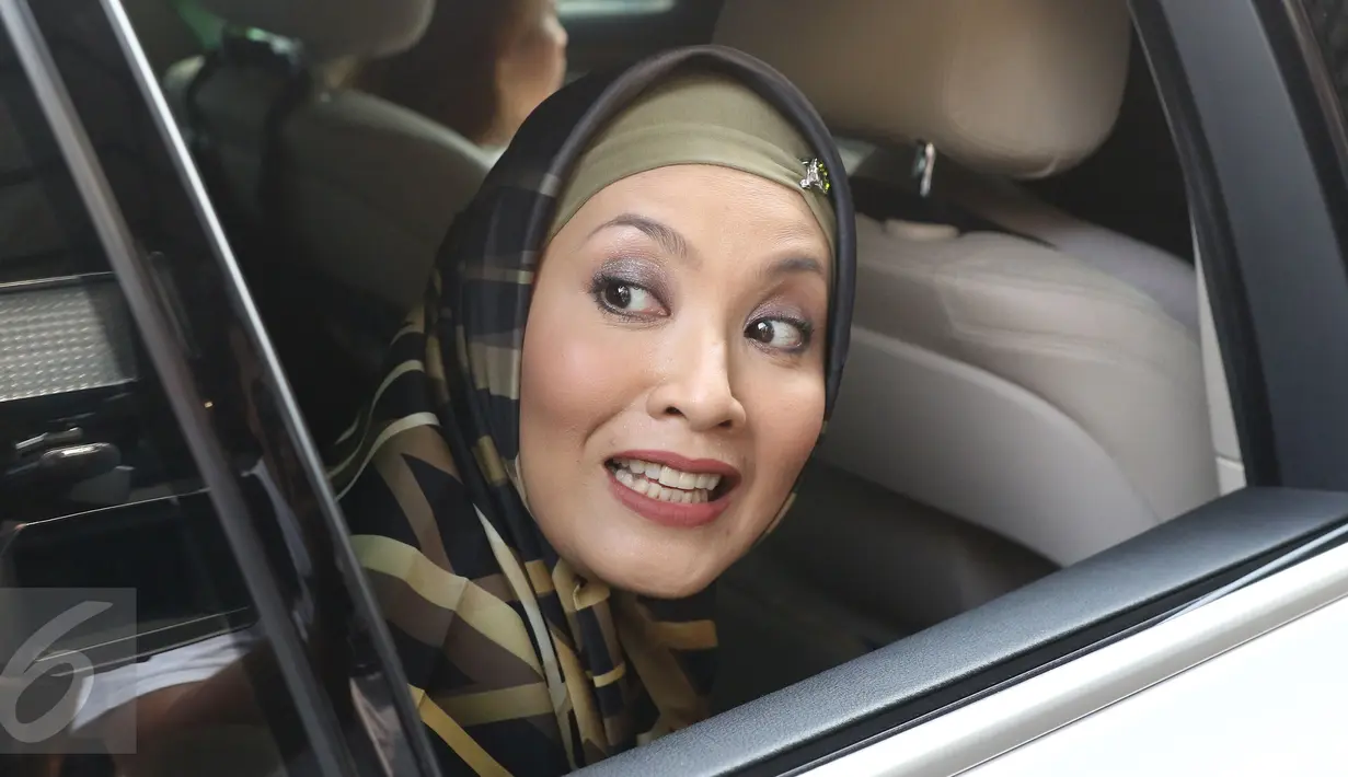 Artis peran Elma Theana berada di dalam mobilnya saat meninggalkan gedung Resmob Polda Metro Jaya, Jakarta, Kamis (8/9). Elma Theana menjadi salah satu saksi atas kepemilikan senjata api ilegal Gatot Brajamusti. (Liputan6.com/Herman Zakharia)