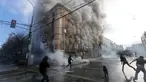 Kericuhan terjadi saat unjuk rasa di gedung Kongres di Valparaiso, Chili, Sabtu (21/5). Seorang petugas keamanan tewas saat bentrok pendemo dengan polisi. (AFP Photo/Claudio Reyes)
