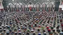 Jemaah melaksanakan ibadah salat Jumat di Masjid Agung At-Tin, Jakarta, Jumat (5/6/2020). Sejumlah masjid di Jakarta menggelar salat Jumat karena sudah memasuki masa PSBB transisi menuju new normal. (AP Photo/Achmad Ibrahim)