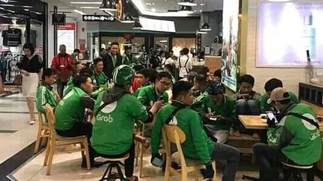 6 Momen Lucu Saat Driver Ojek Online Ambil Order Makanan