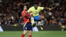 Pemain Brasil, Endrick (kanan) berebut bola dengan pemain Spanyol, Cucurella pada laga FIFA Matchday yang berlangsung di Santiago Bernabeu, Madrid, Spanyol, Rabu (27/03/2024) WIB. (AFP/Thomas Coex)