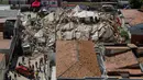 Puing-puing terlihat setelah gedung tempat tinggal tujuh lantai runtuh di Fortaleza, negara bagian Ceara, Brasil, Selasa (15/10/2019). Petugas pemadam kebakaran dan pertahanan sipil juga disebut tidak memberikan data lebih lanjut terkait kejadian tersebut. (RODRIGO PATROCINIO / AFP)
