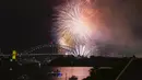 Warga Australia mengawali dunia untuk mengucapkan selamat tinggal pada tahun 2023 dengan pertunjukan kembang api di atas Sydney Harbour. (AP Photo/Mark Baker)