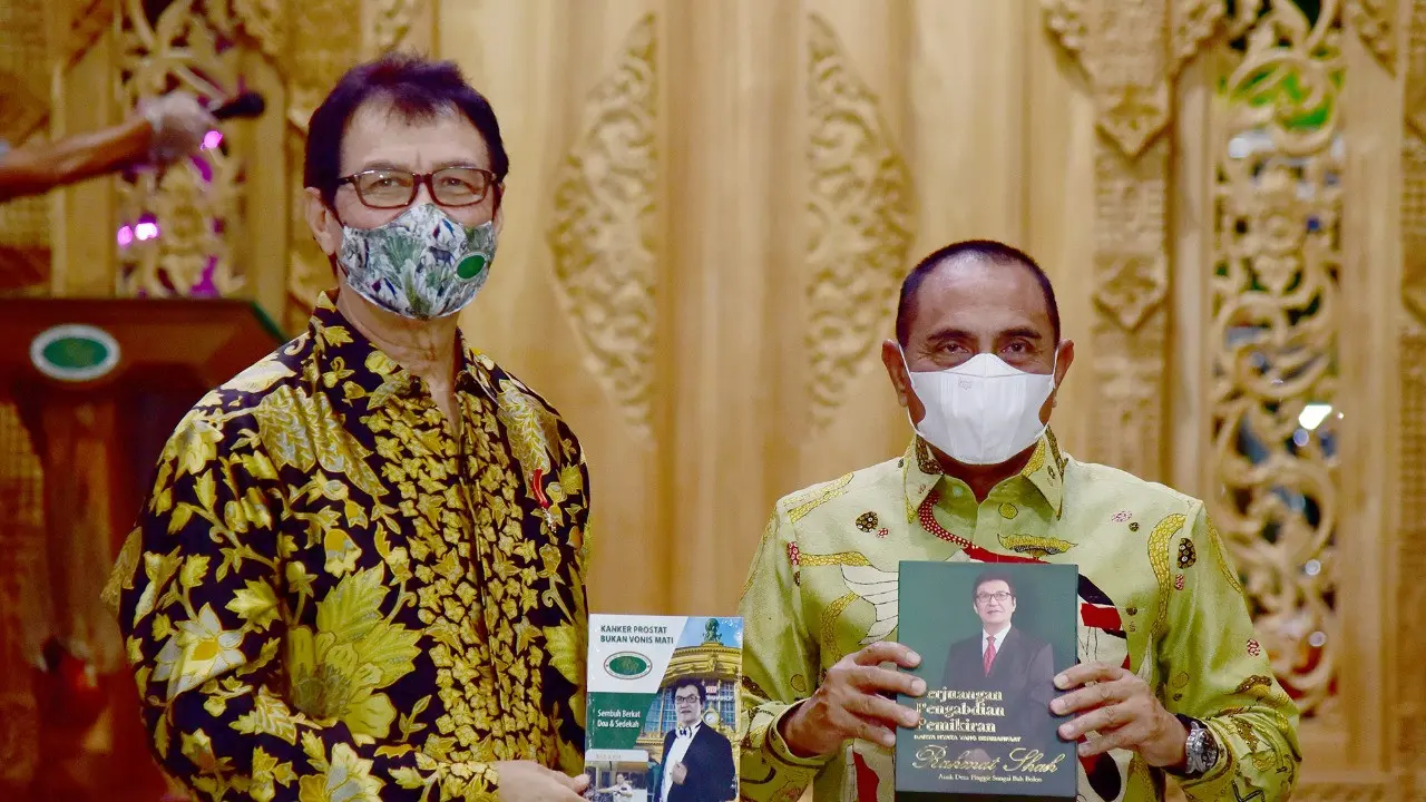 Ayah Raline Shah Rahmat Shah meluncurkan buku ‘DR. H. Rahmat Shah Perjuangan Pengabdian Pemikiran Karya Nyata yang Bermanfaat’.