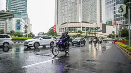 Personel Brimob mengendarai sepeda motor di kawasan Bundaran HI, Jakarta, Kamis (31/12/2020). Dalam pengamanan malam tahun baru, Polda Metro Jaya menurunkan sebanyak 8.139 personel gabungan dan disebar ke beberapa titik sesuai dengan wilayah hukumnya masing-masing (Liputan6.com/Faizal Fanani)