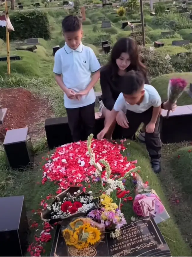 6 Momen Haru Samuel Rizal dan Anggi Pratama Ziarah Bareng ke Makam Stevi Agnecya