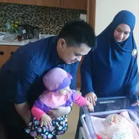 Oki Setiana Dewi dan keluarga. (Joanzen Yoka/Bintang.com)