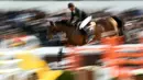 Atlet berkuda Belanda, Jereon Dubbeldman, beraksi dengan kudanya, Camilo Ls La Silla, dalam International Jumping Competition "CSI5" di Grand Palais, Paris, Prancis, (18/3/2016). (AFP/Franck Fife)