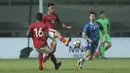 Pemain timnas Indonesia U-23, Lerby Eliandri (tengah) menghalau bola dari kejaran pemain Uzbekistan pada laga PSSI Anniversary Cup 2018 di Stadion Pakansari, Bogor, (03/5/2018). Indonesia U-23 bermain imbang 0-0. (Bola.com/Nick Hanoatubun)